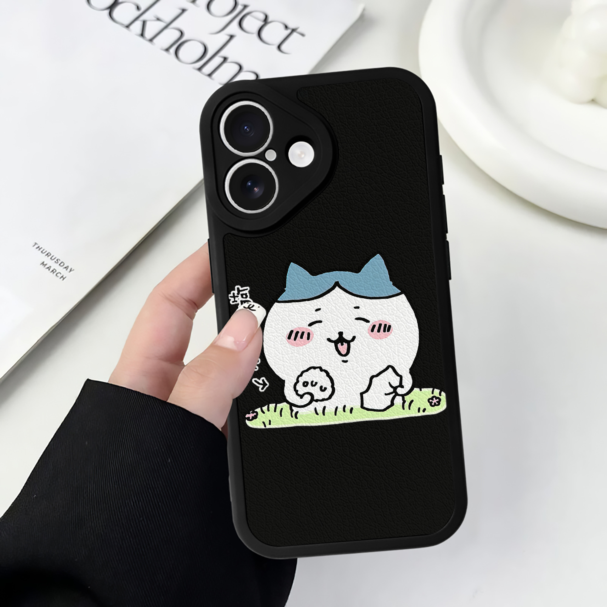 （画像用） ちいかわ ハチワレ Chii-kawa hachiware 【iPhone 16シリーズ対応】シリコンスマホケース（レザー調） 材質：シリコン